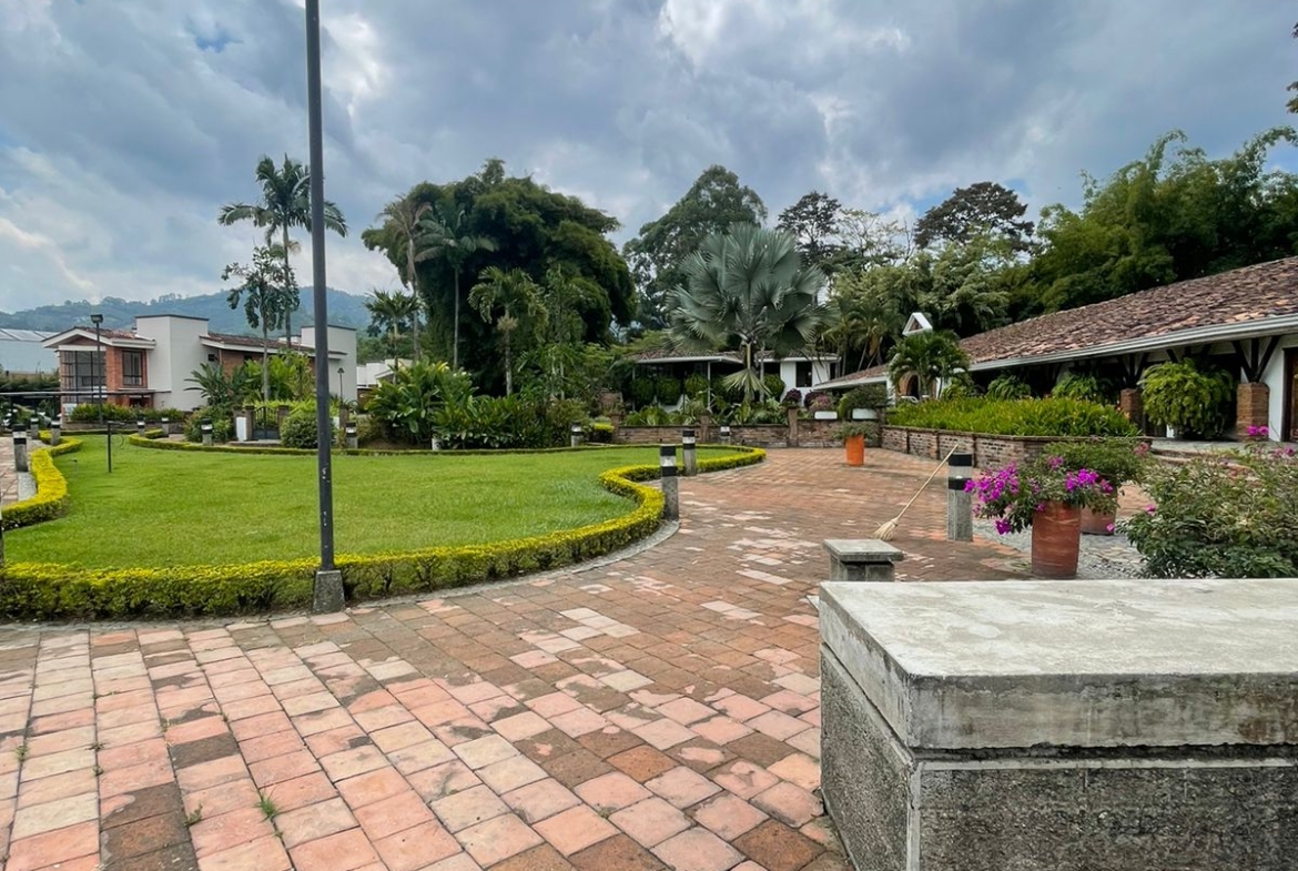 VENDO CASA EN BOMBAY DOSQUEBRADAS