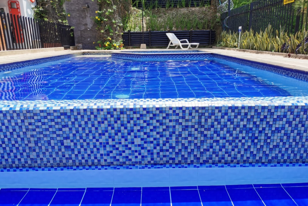 VENTA CASA DÚPLEX EN CONJUNTO CERRADO EN BELMONTE.