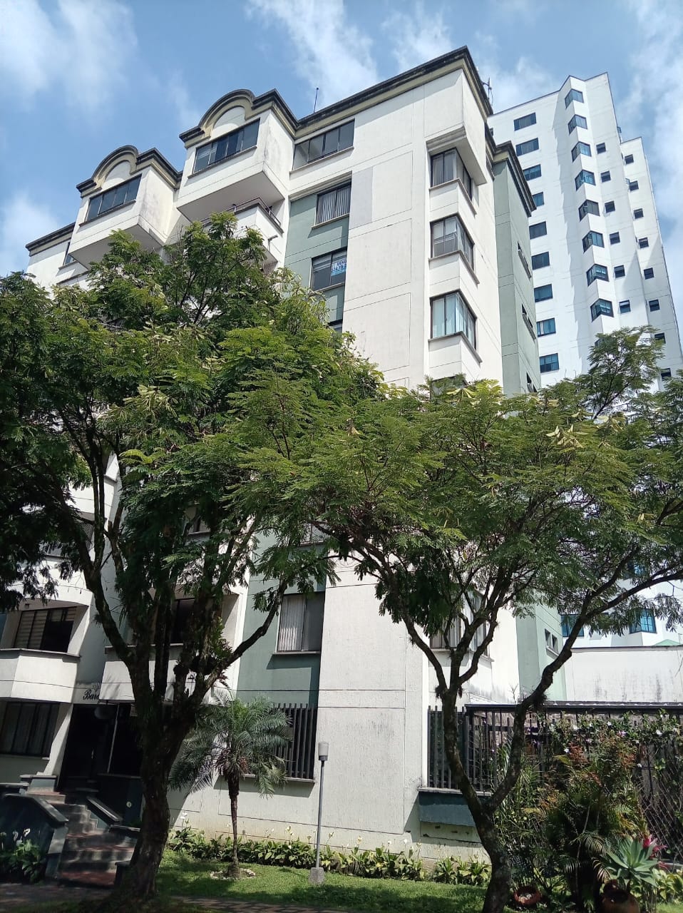 SE VENDE APARTAMENTO CERCA A MEGACENTRO PINARES