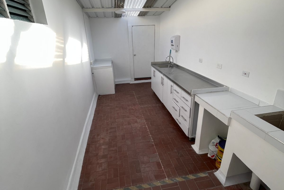 SE RENTA CASA PARA OFICINAS EN MARAYA
