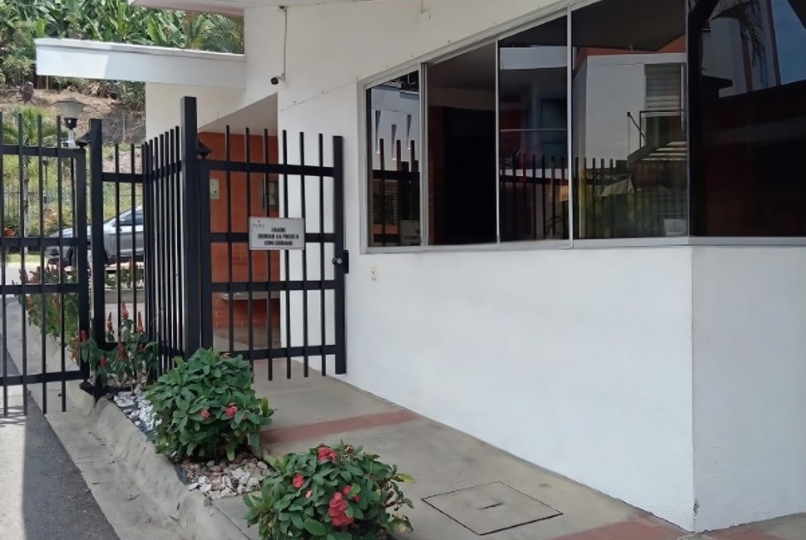 VENTA CASA DÚPLEX EN CONJUNTO CERRADO EN BELMONTE.