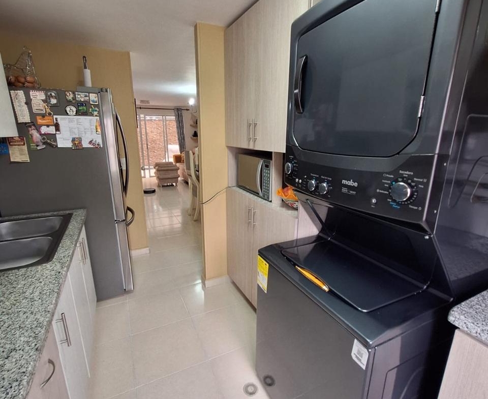 VENDO CASA EN AVENIDA SUR CONJUNTO CERRADO.