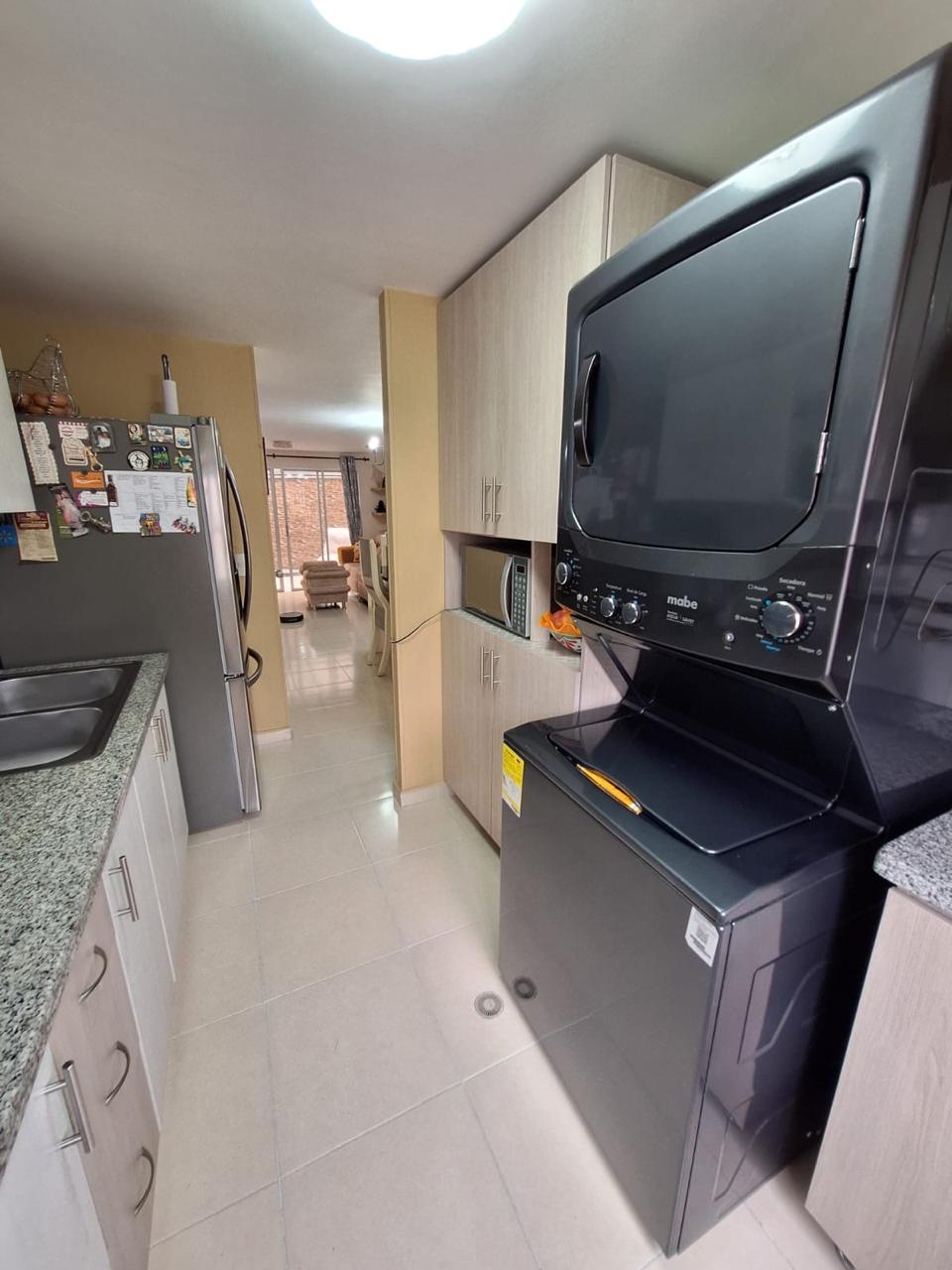 VENDO CASA EN AVENIDA SUR CONJUNTO CERRADO.