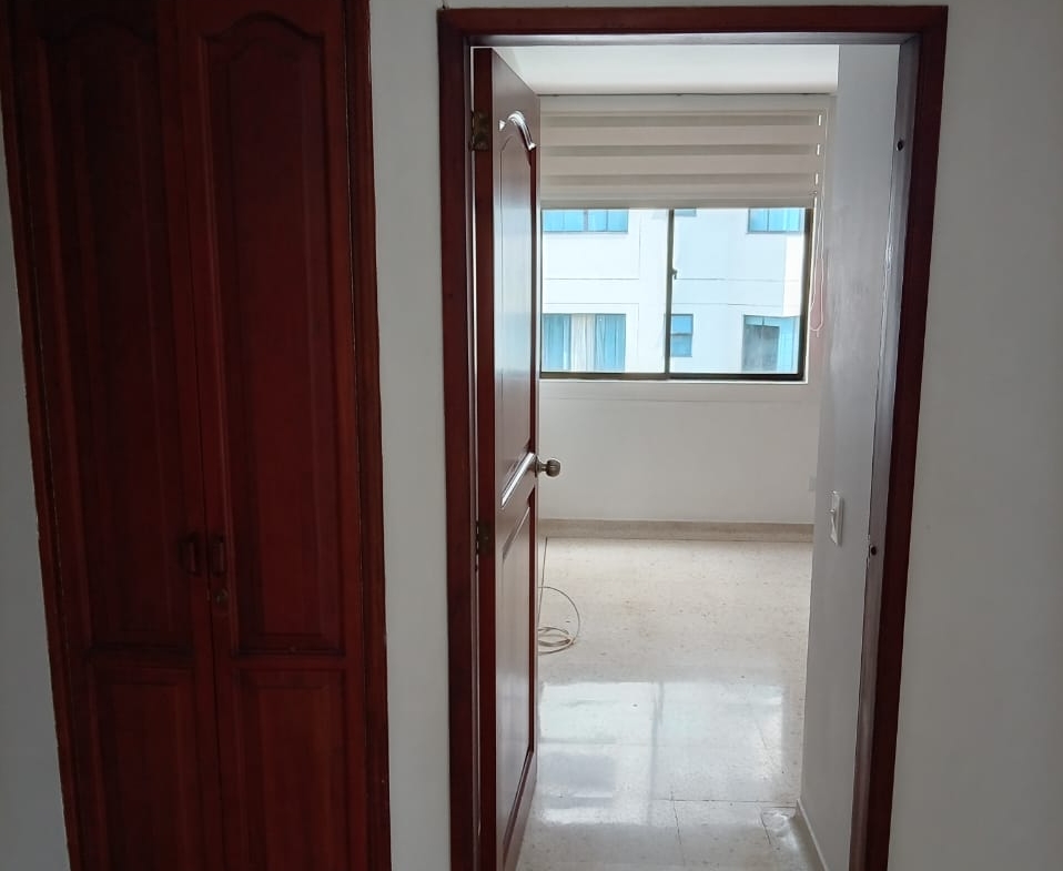 SE VENDE APARTAMENTO CERCA A MEGACENTRO PINARES