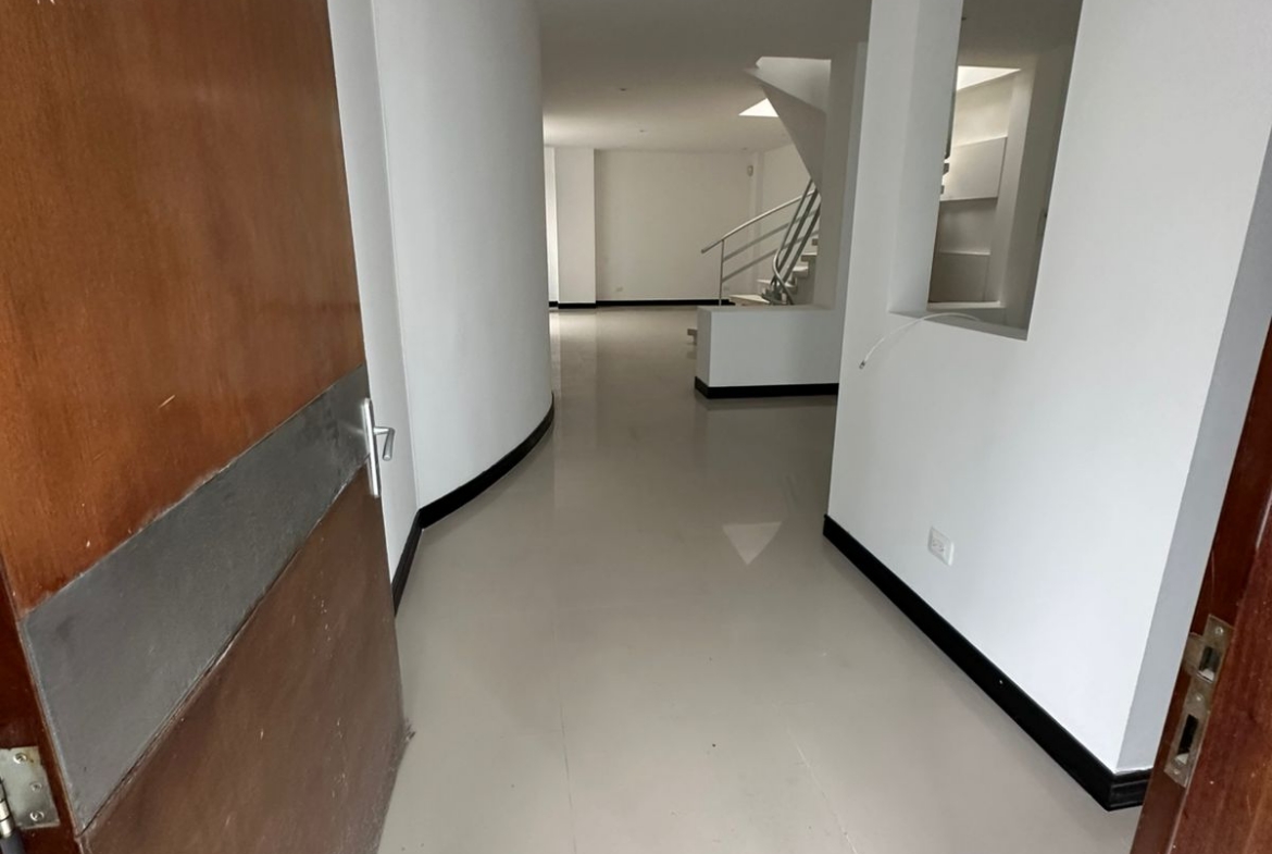 SE RENTA CASA EN SECTOR PINARES