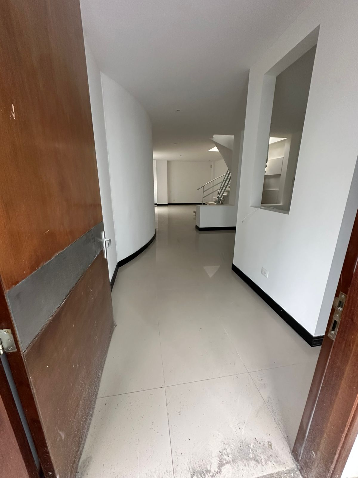 SE RENTA CASA EN SECTOR PINARES