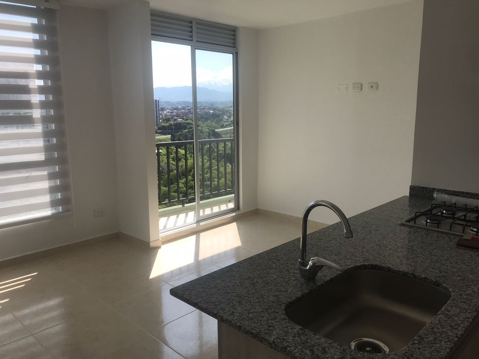ARRIENDO APTO EN LA VIA CONDINA PALO VERDE PER