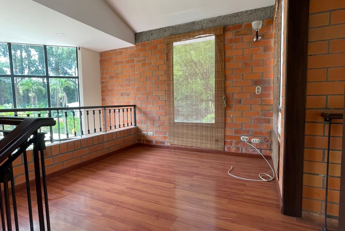 VENDO CASA EN BOMBAY DOSQUEBRADAS