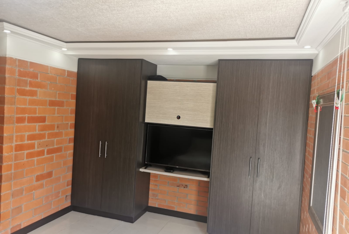 VENTA CASA DÚPLEX EN CONJUNTO CERRADO EN BELMONTE.