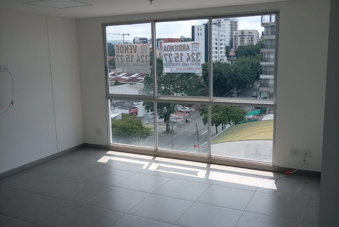 SE ARRIENDA OFICINA EN CENTRO DE NEGOCIOS EN ÁLAMOS PEREIRA
