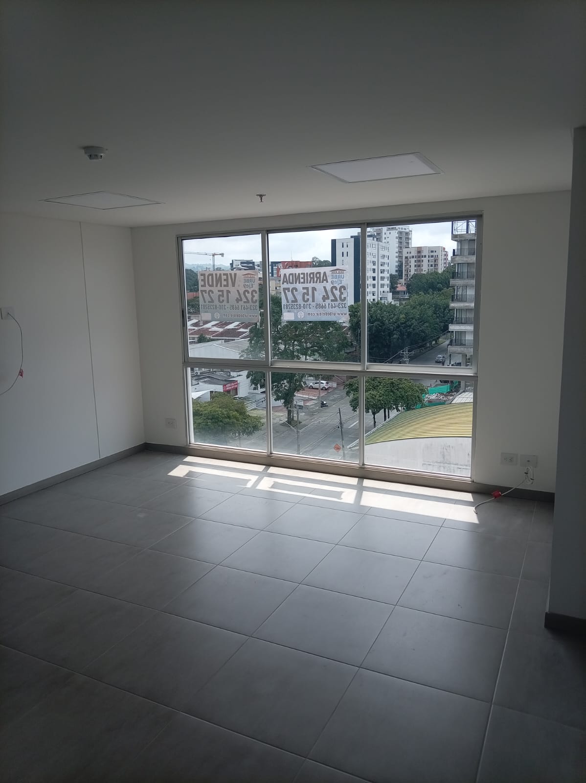 SE ARRIENDA OFICINA EN CENTRO DE NEGOCIOS EN ÁLAMOS PEREIRA