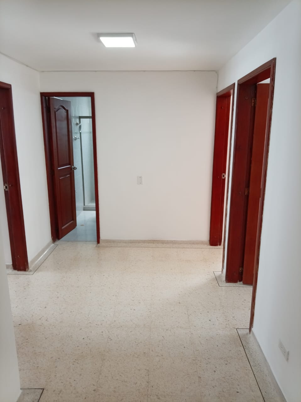 SE VENDE APARTAMENTO CERCA A MEGACENTRO PINARES