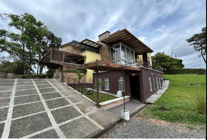 SE VENDE AMPLIA CASA CAMPESTRE VÍA PEREIRA – ARMENIA