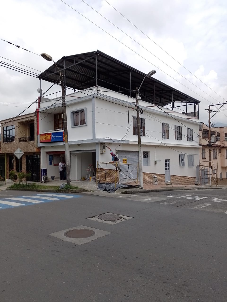 305072320230726032448-1 VENDO CASA CON LOCALES CERCA AL CENTRO EN PEREIRA