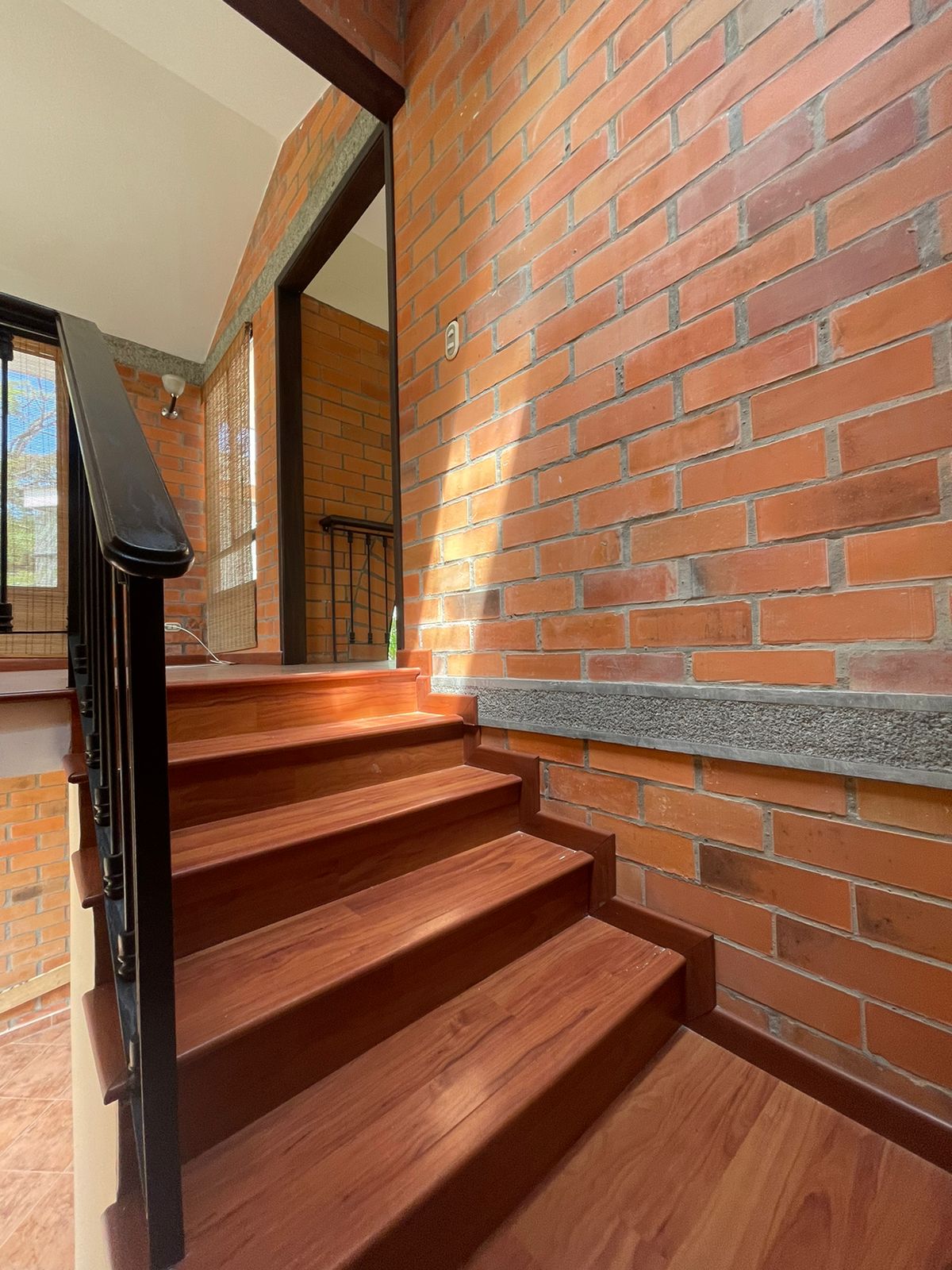305072320240906031712 VENDO CASA EN BOMBAY DOSQUEBRADAS