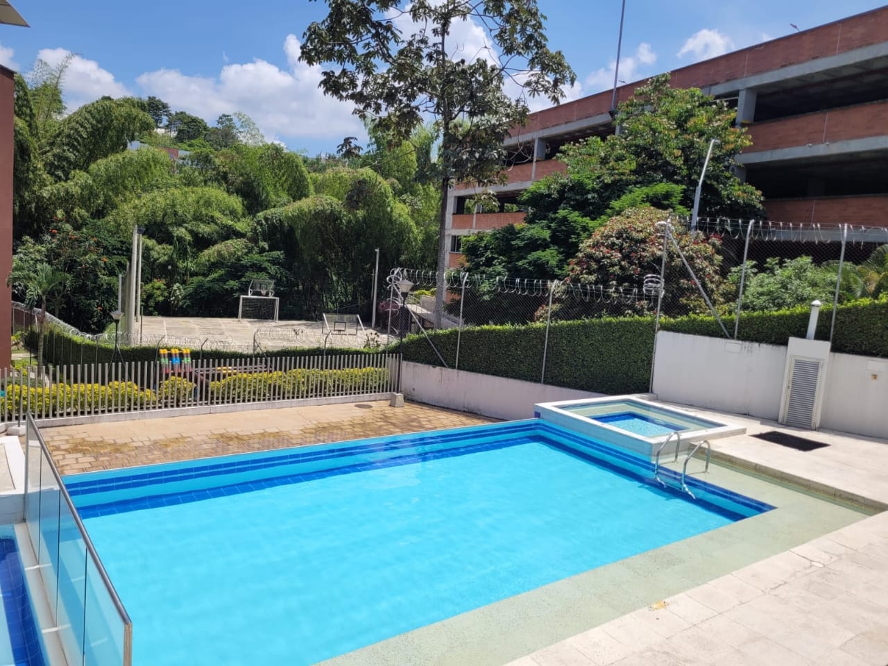 305072320260425045252 VENDO APARTAMENTO EN AV SUR, SECTOR CORALES 68 M2