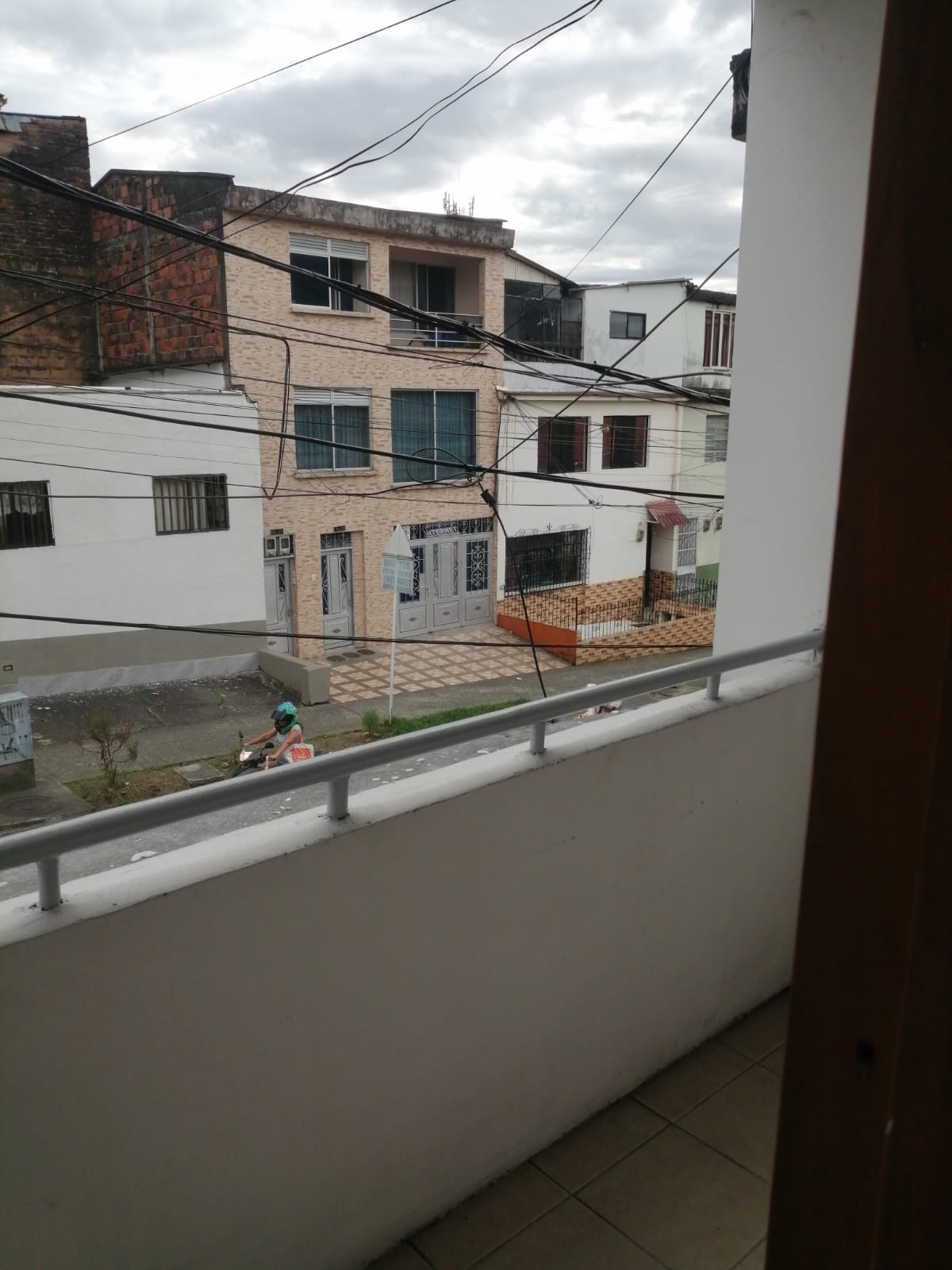 305072420230726032448 VENDO CASA CON LOCALES CERCA AL CENTRO EN PEREIRA