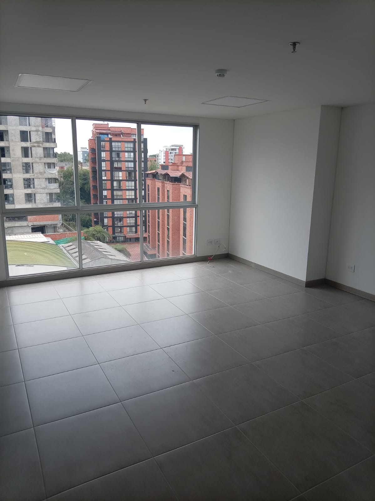 SE ARRIENDA OFICINA EN CENTRO DE NEGOCIOS EN ÁLAMOS PEREIRA