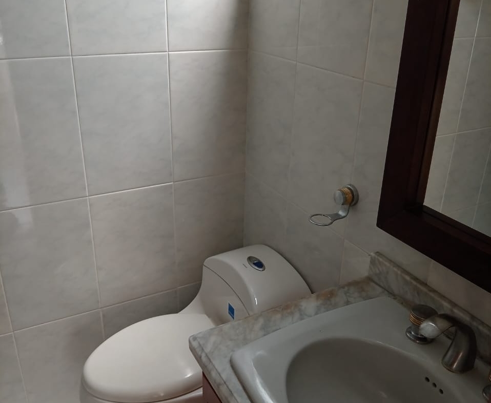 SE VENDE APARTAMENTO CERCA A MEGACENTRO PINARES
