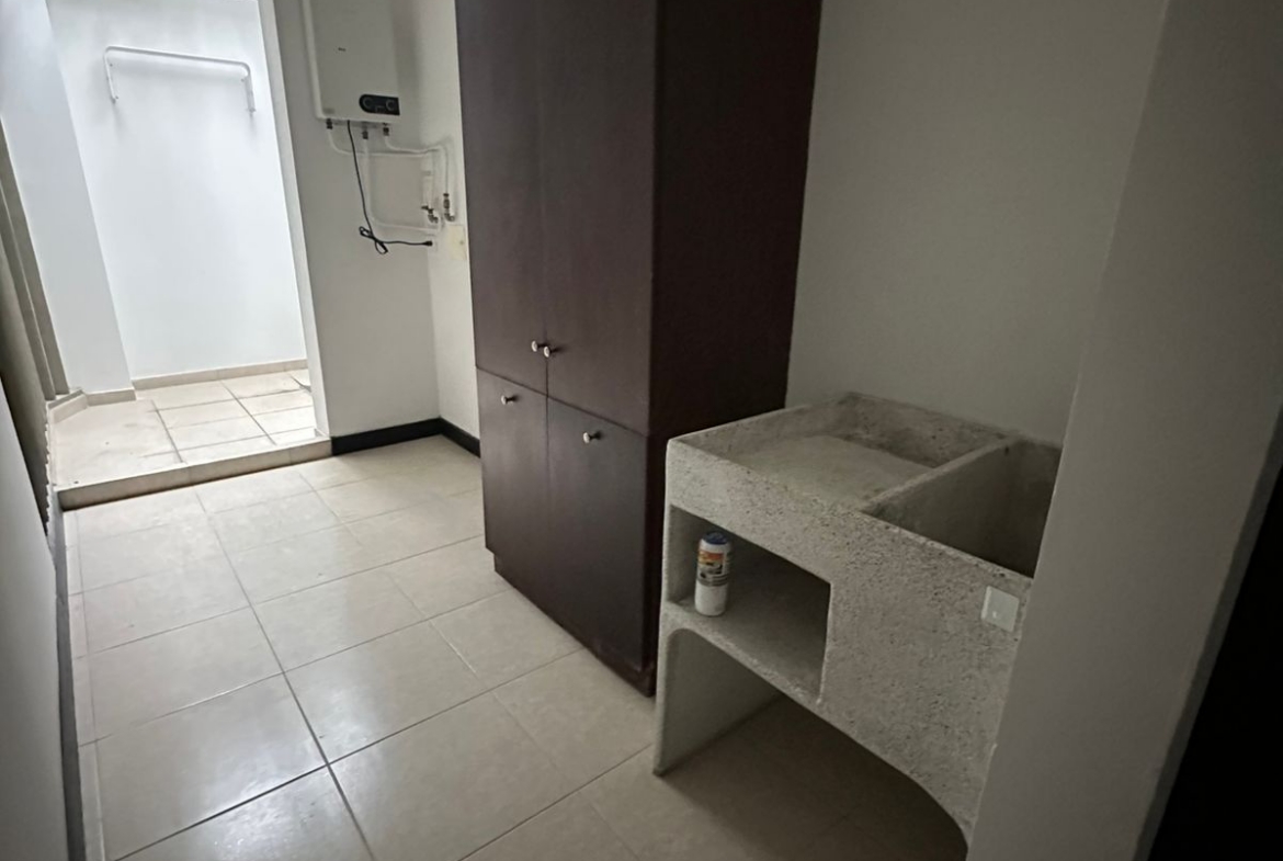 SE RENTA CASA EN SECTOR PINARES