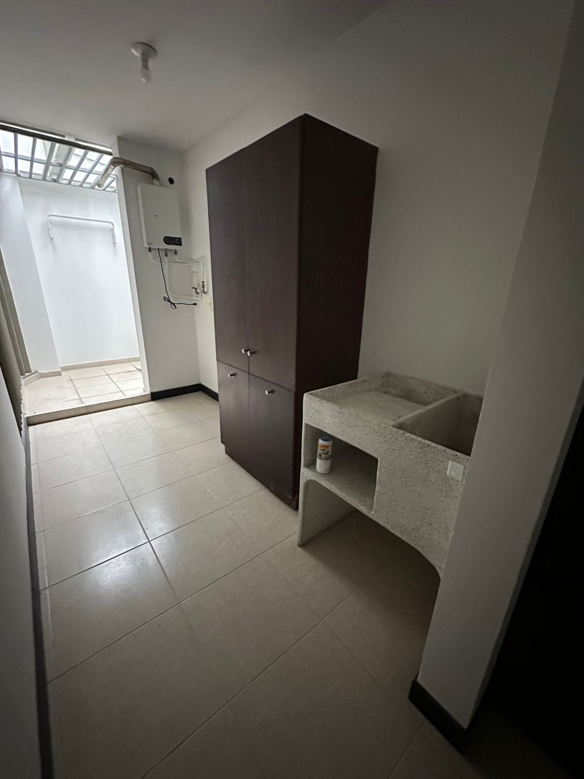 SE RENTA CASA EN SECTOR PINARES