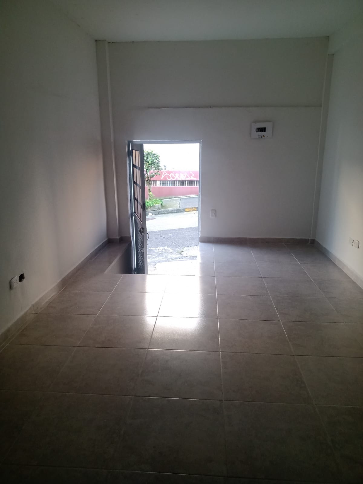 305072520230726032449 VENDO CASA CON LOCALES CERCA AL CENTRO EN PEREIRA