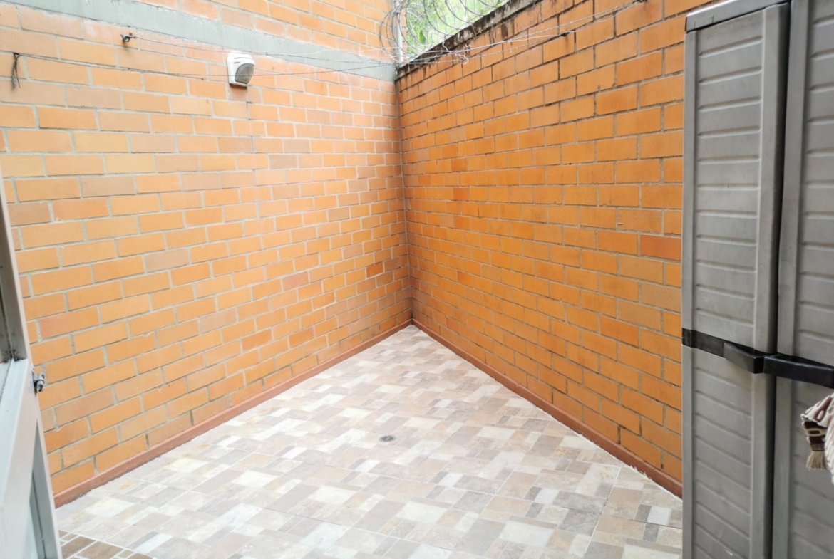 VENTA CASA DÚPLEX EN CONJUNTO CERRADO EN BELMONTE.