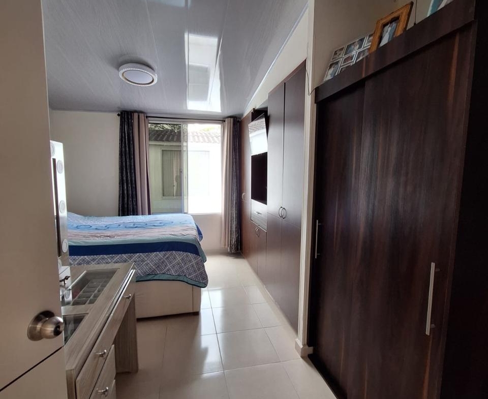 VENDO CASA EN AVENIDA SUR CONJUNTO CERRADO.