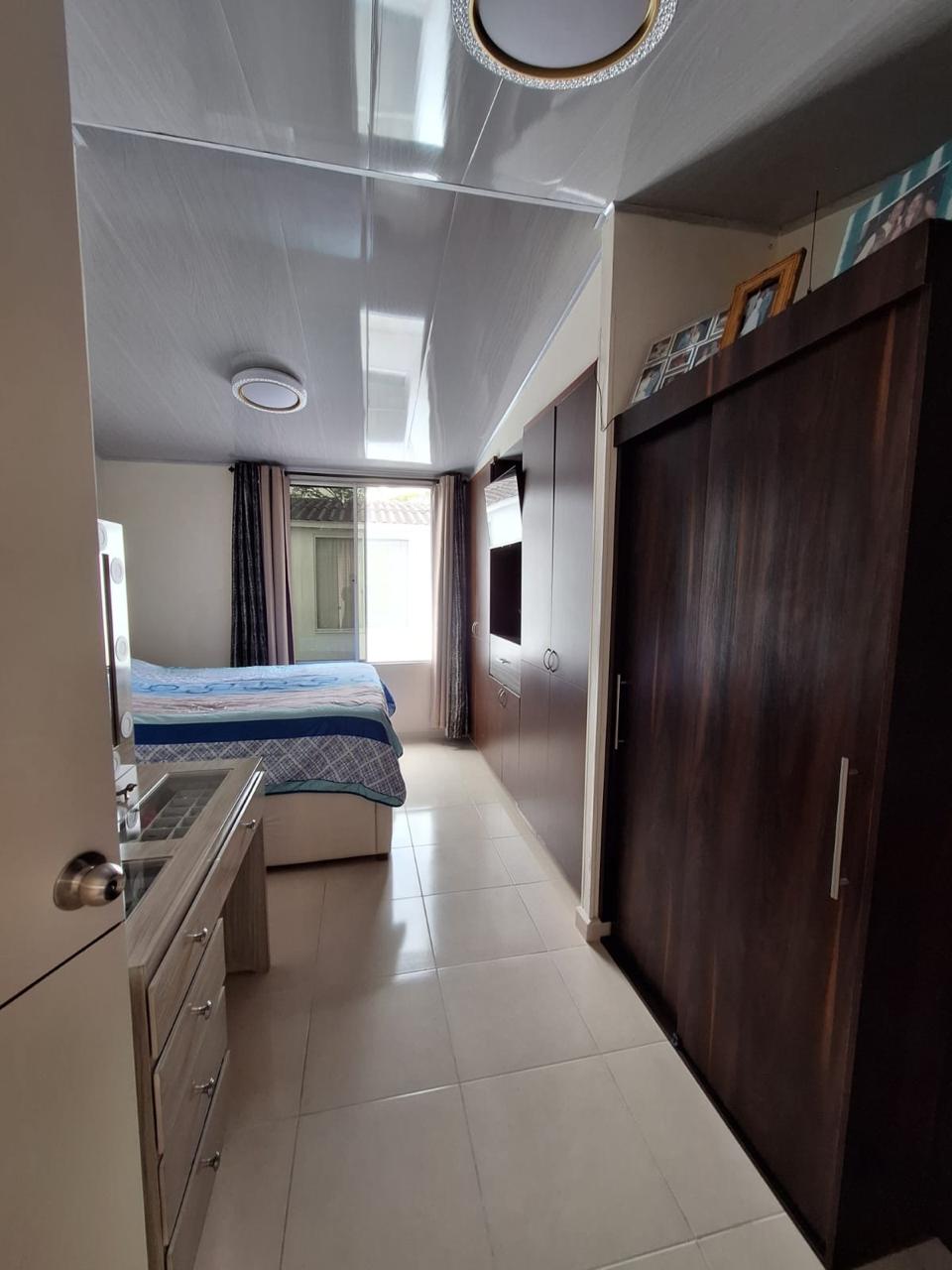 VENDO CASA EN AVENIDA SUR CONJUNTO CERRADO.