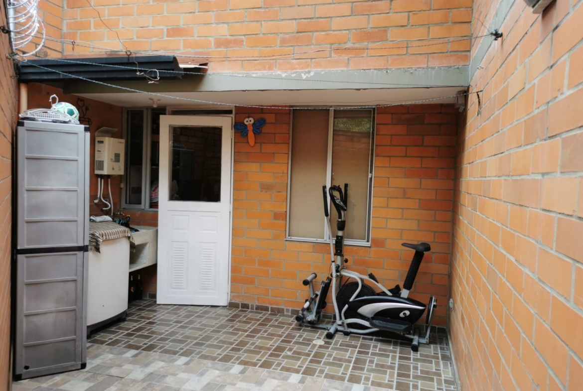 VENTA CASA DÚPLEX EN CONJUNTO CERRADO EN BELMONTE.