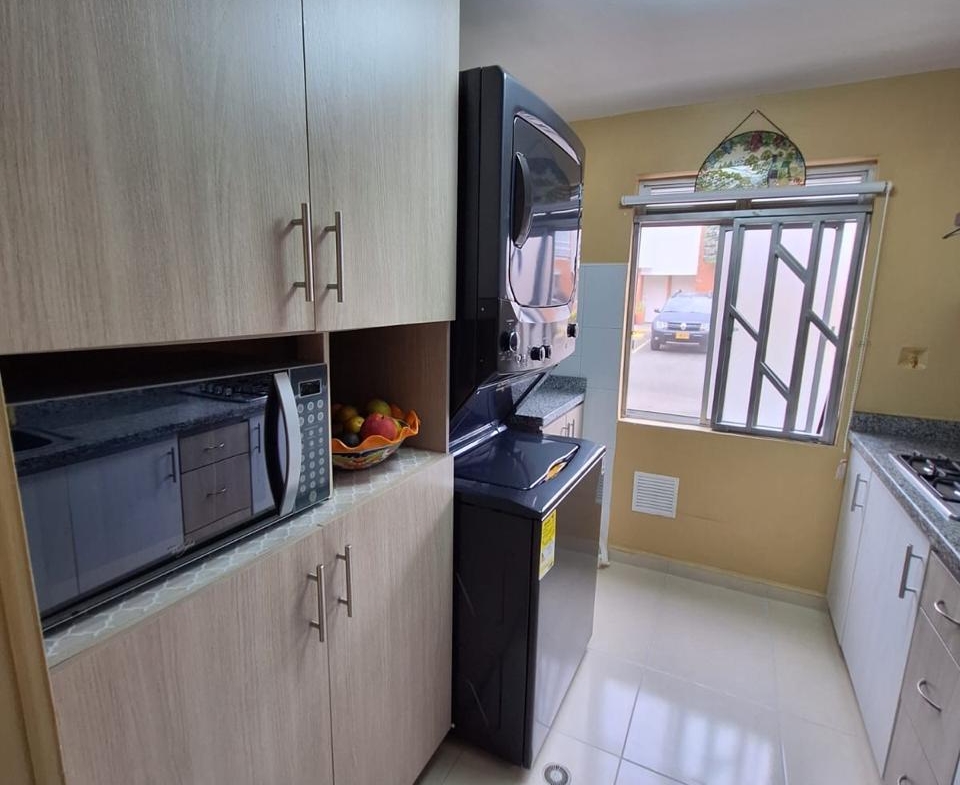 VENDO CASA EN AVENIDA SUR CONJUNTO CERRADO.