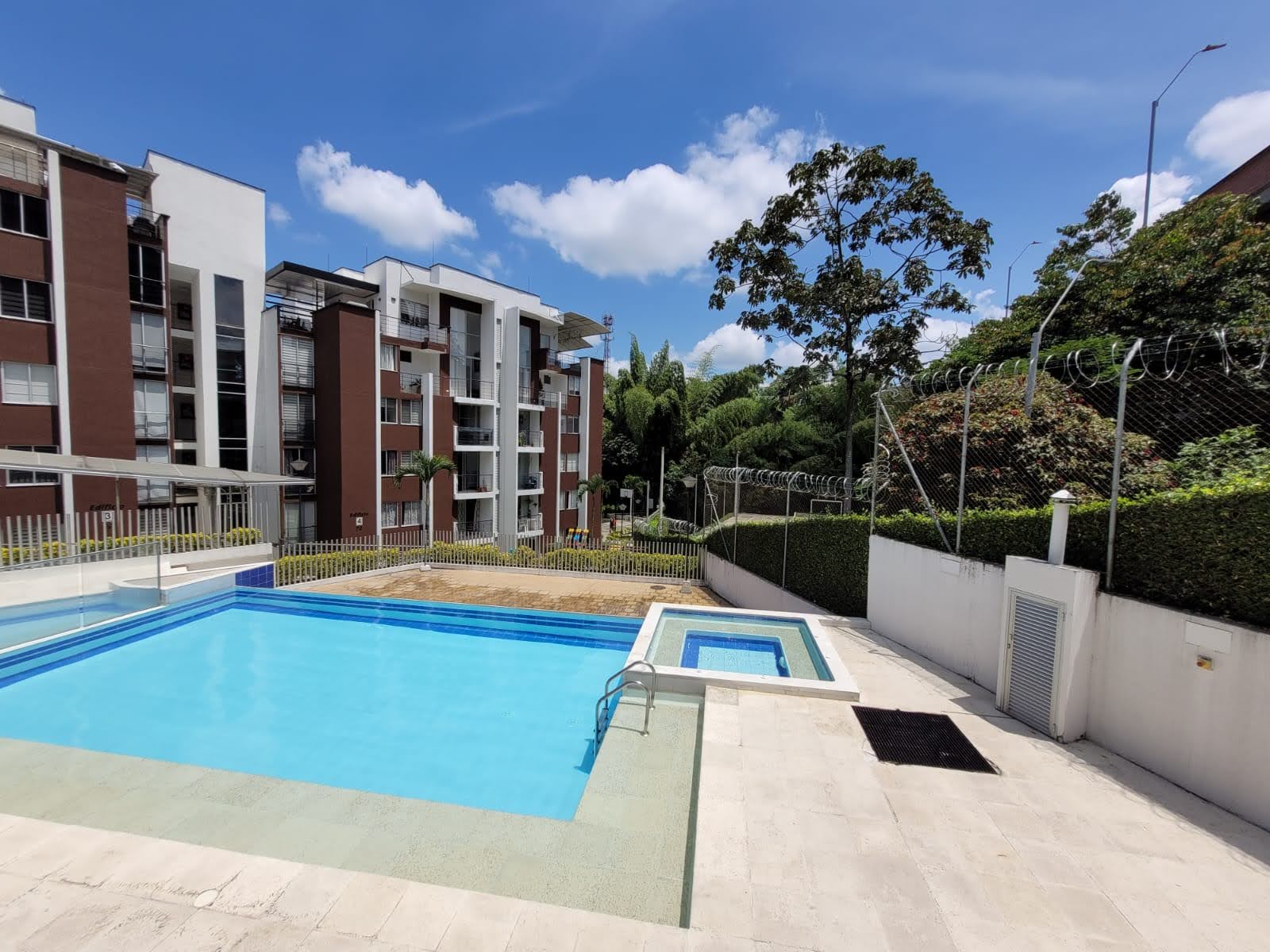 305072620260425052452 SE VENDE APARTAMENTO AV SUR, CORALES 3 ALCOBAS