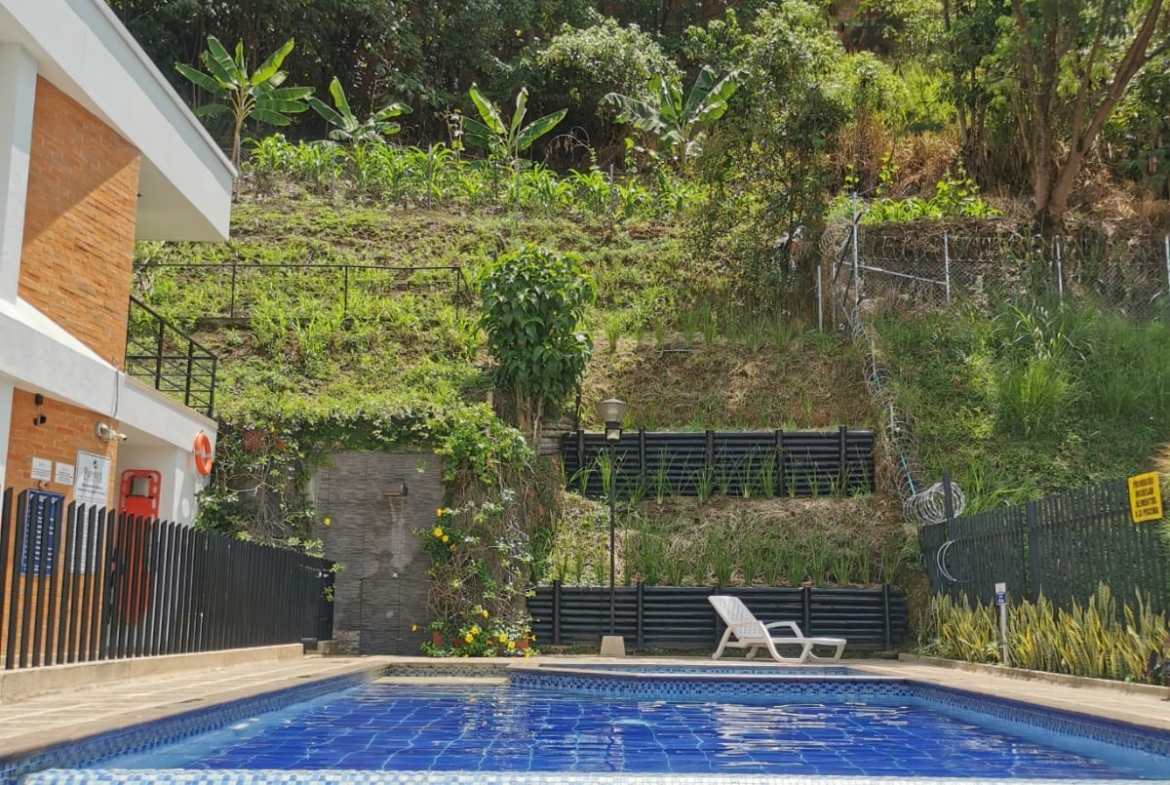 VENTA CASA DÚPLEX EN CONJUNTO CERRADO EN BELMONTE.