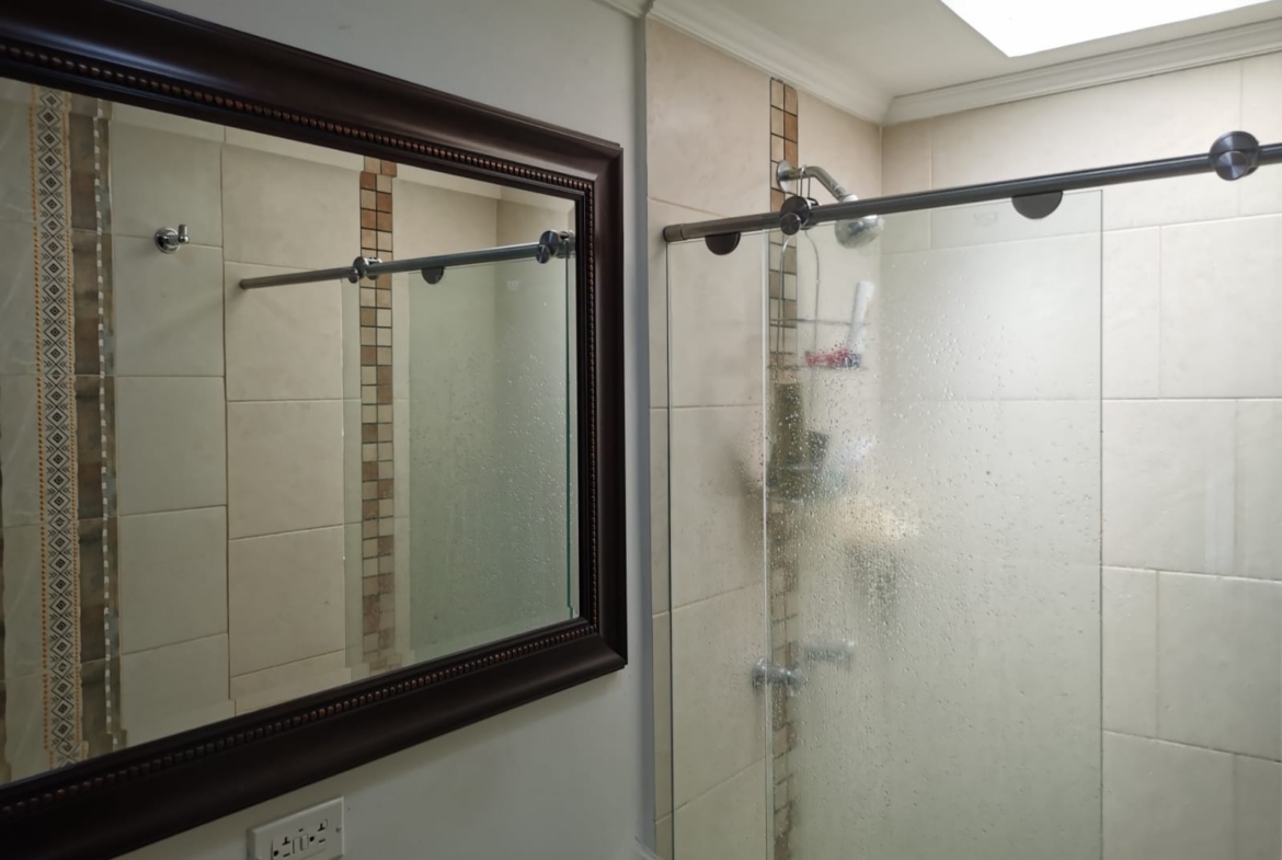 VENTA CASA DÚPLEX EN CONJUNTO CERRADO EN BELMONTE.