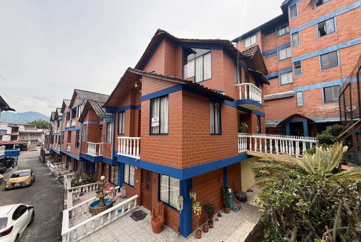 VENDO CASA EN QUINTAS DE JARDIN COLONIAL