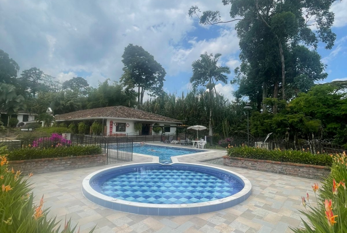 VENDO CASA EN BOMBAY DOSQUEBRADAS