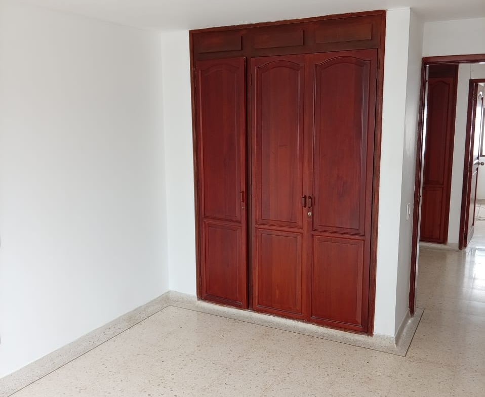 SE VENDE APARTAMENTO CERCA A MEGACENTRO PINARES