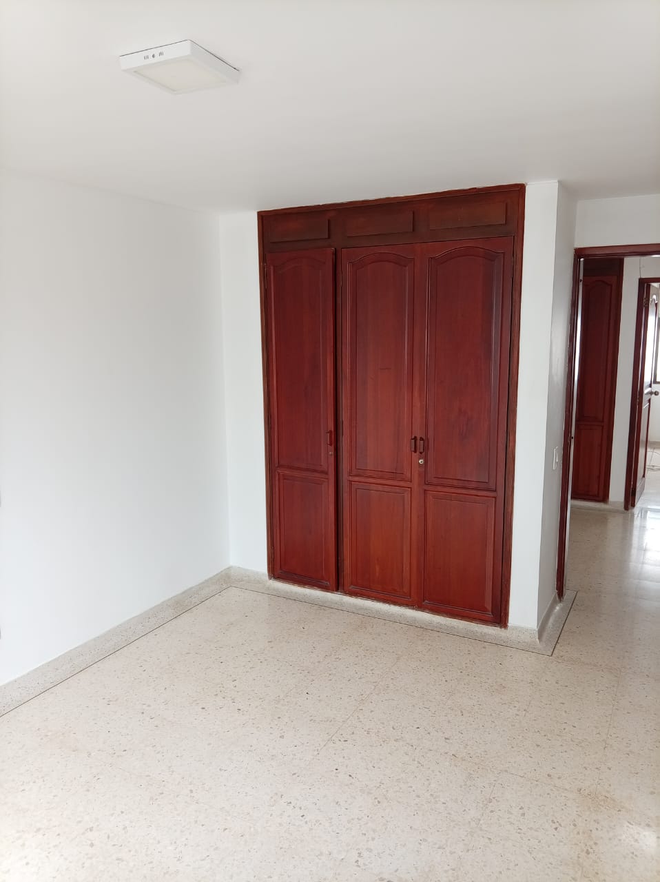 SE VENDE APARTAMENTO CERCA A MEGACENTRO PINARES