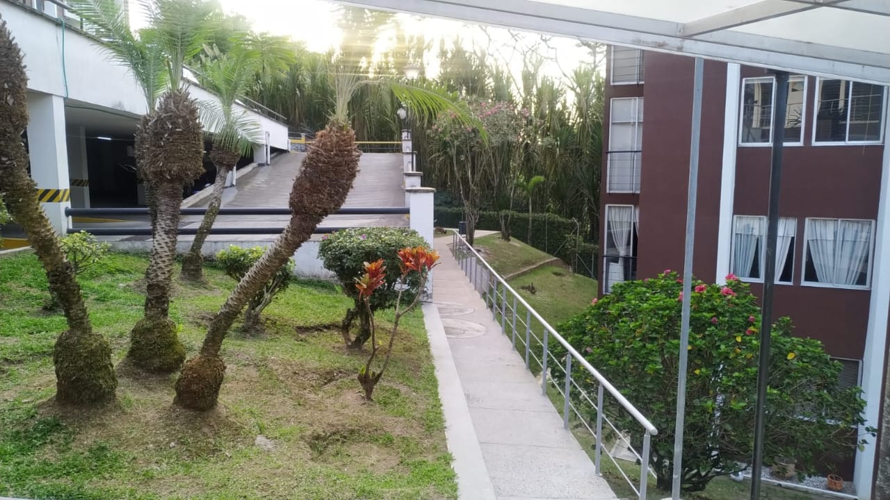 305072920260425045256 VENDO APARTAMENTO EN AV SUR, SECTOR CORALES 68 M2