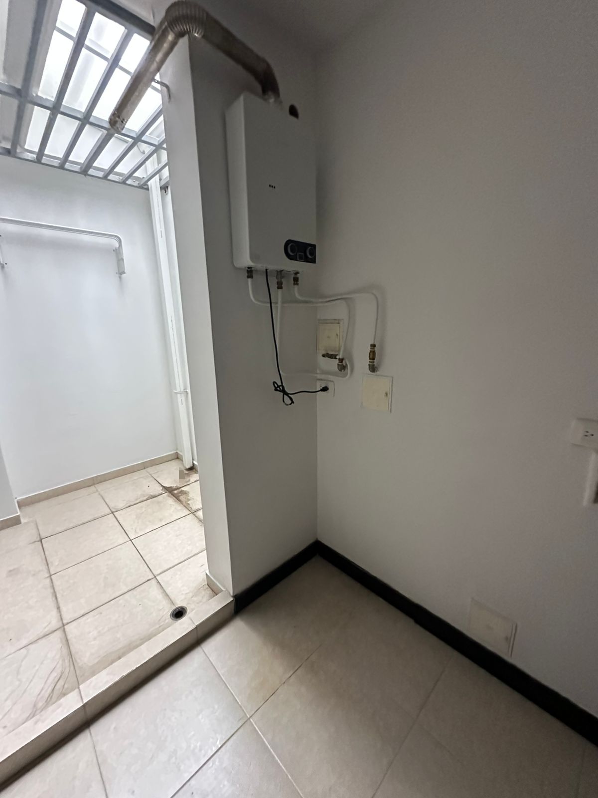 SE RENTA CASA EN SECTOR PINARES