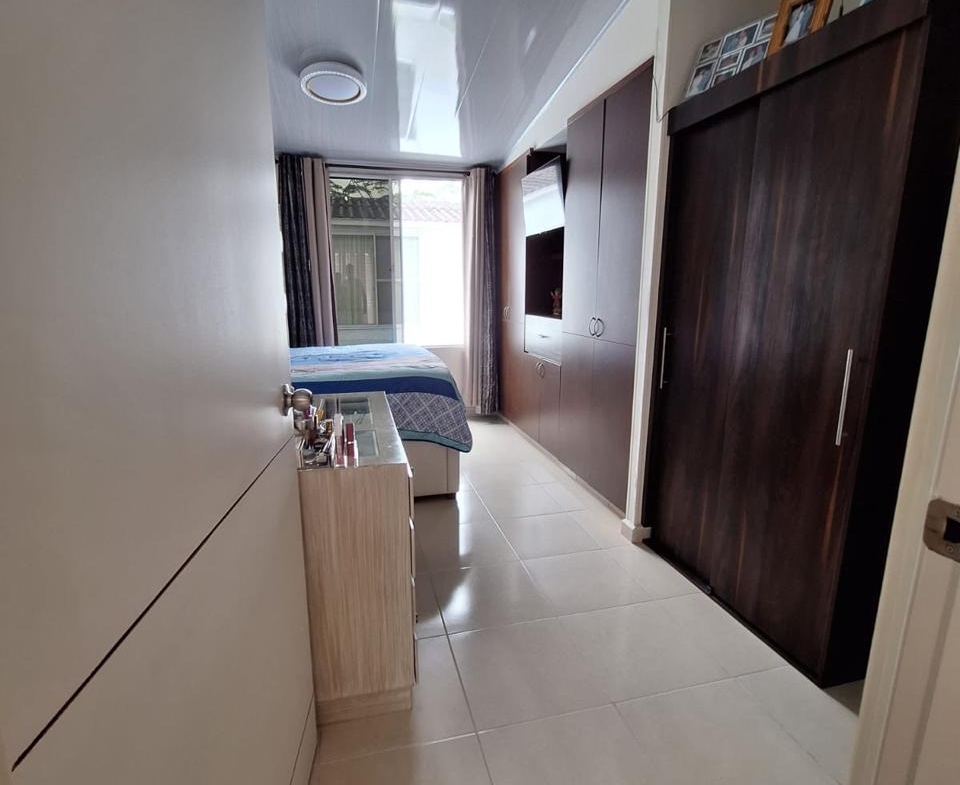 VENDO CASA EN AVENIDA SUR CONJUNTO CERRADO.