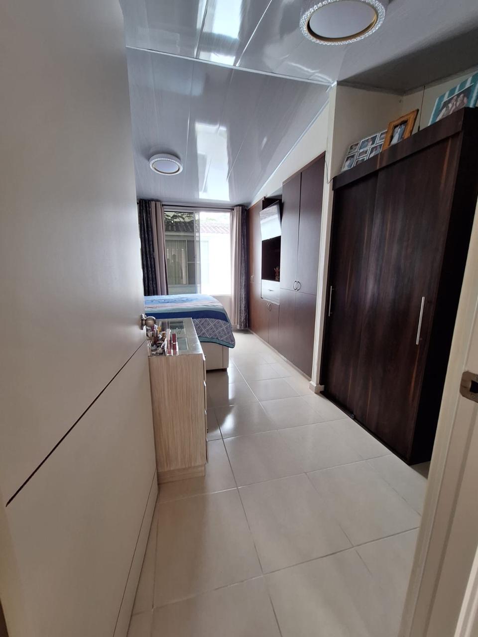 VENDO CASA EN AVENIDA SUR CONJUNTO CERRADO.