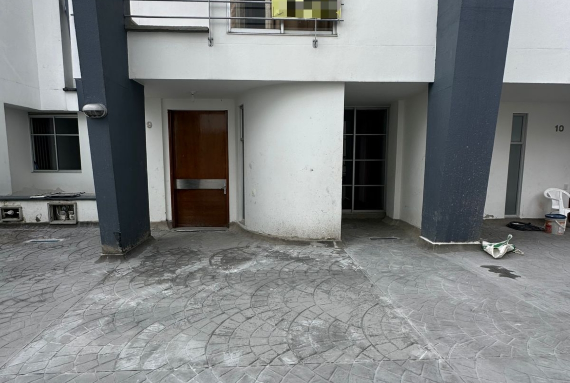 SE RENTA CASA EN SECTOR PINARES