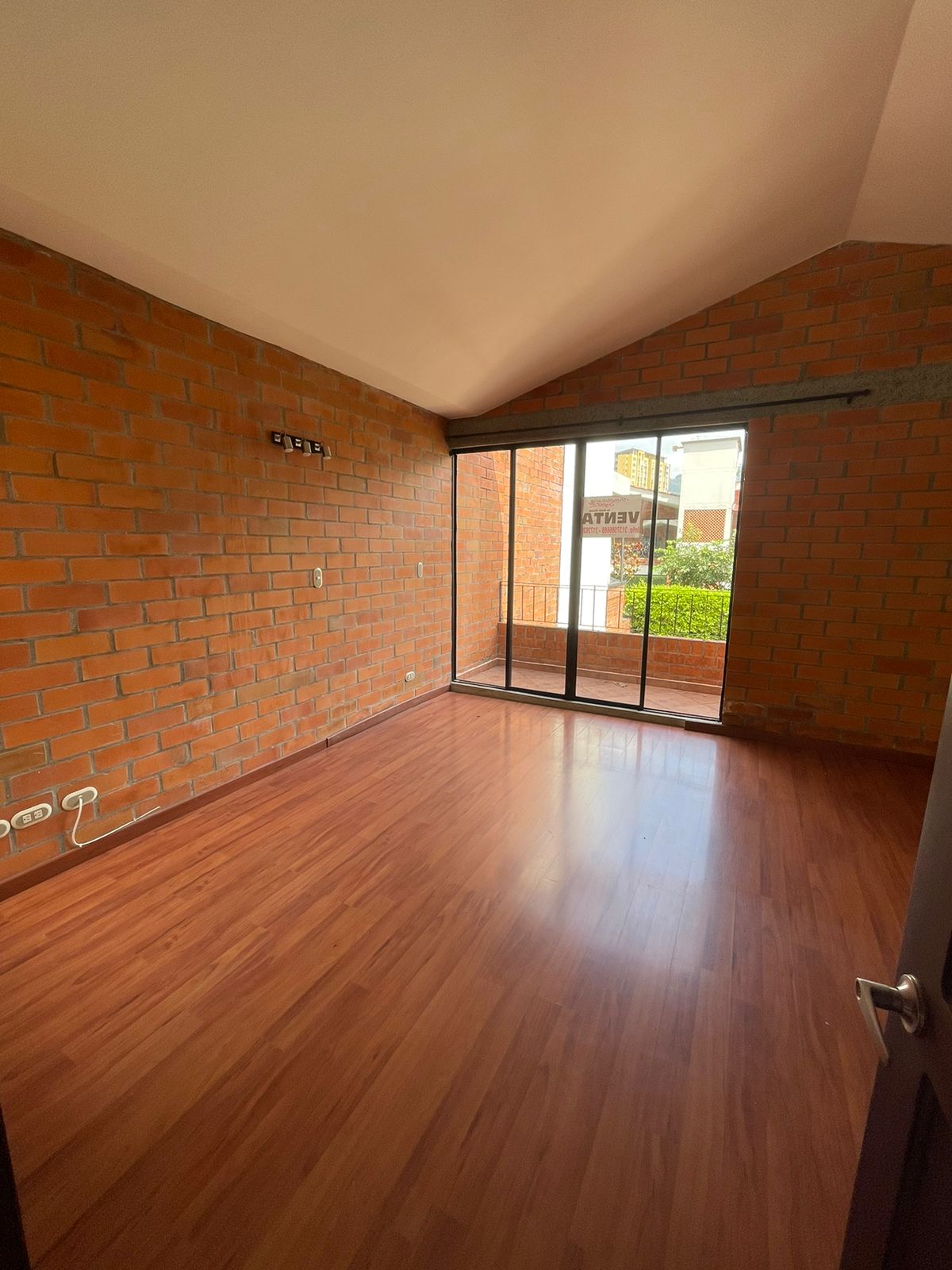 30507320240906031705 VENDO CASA EN BOMBAY DOSQUEBRADAS