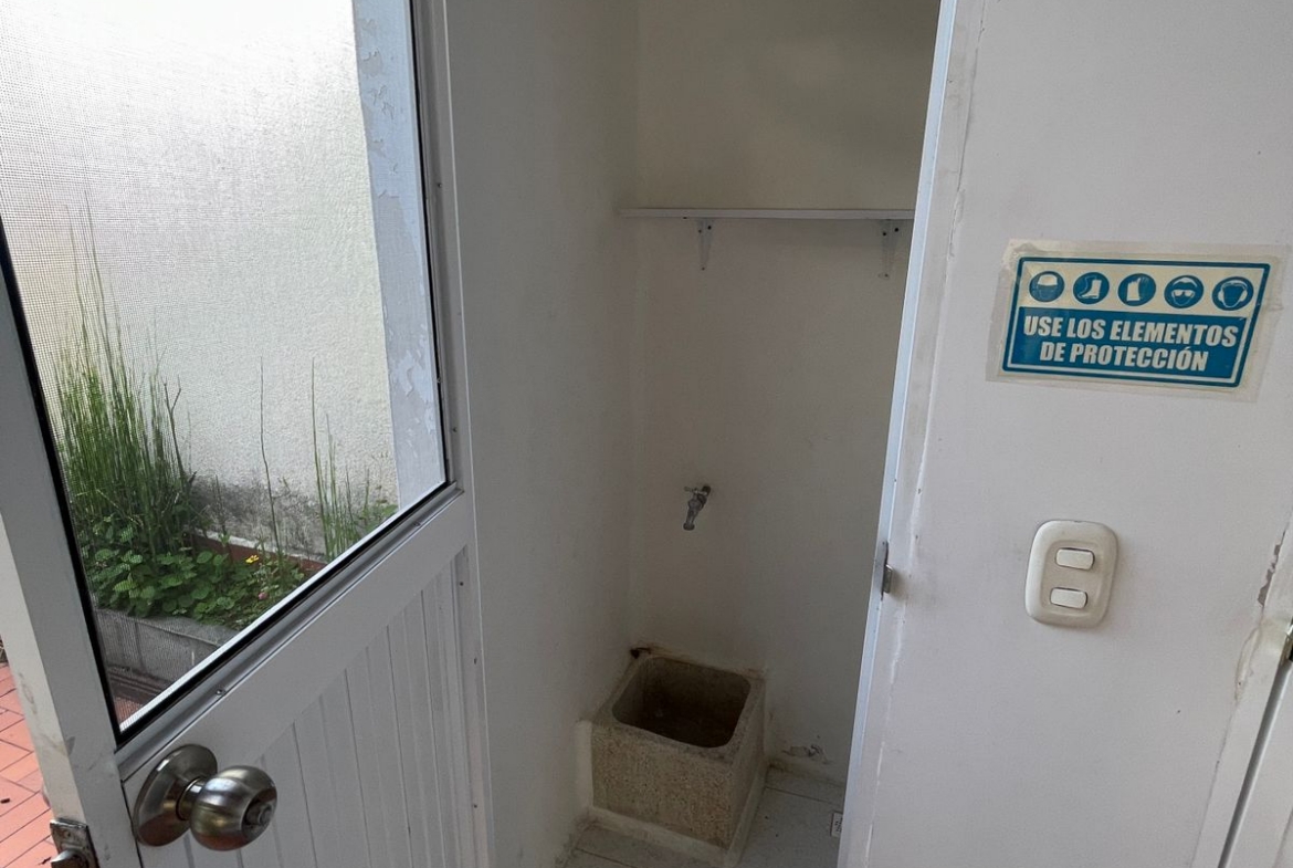 SE RENTA CASA PARA OFICINAS EN MARAYA