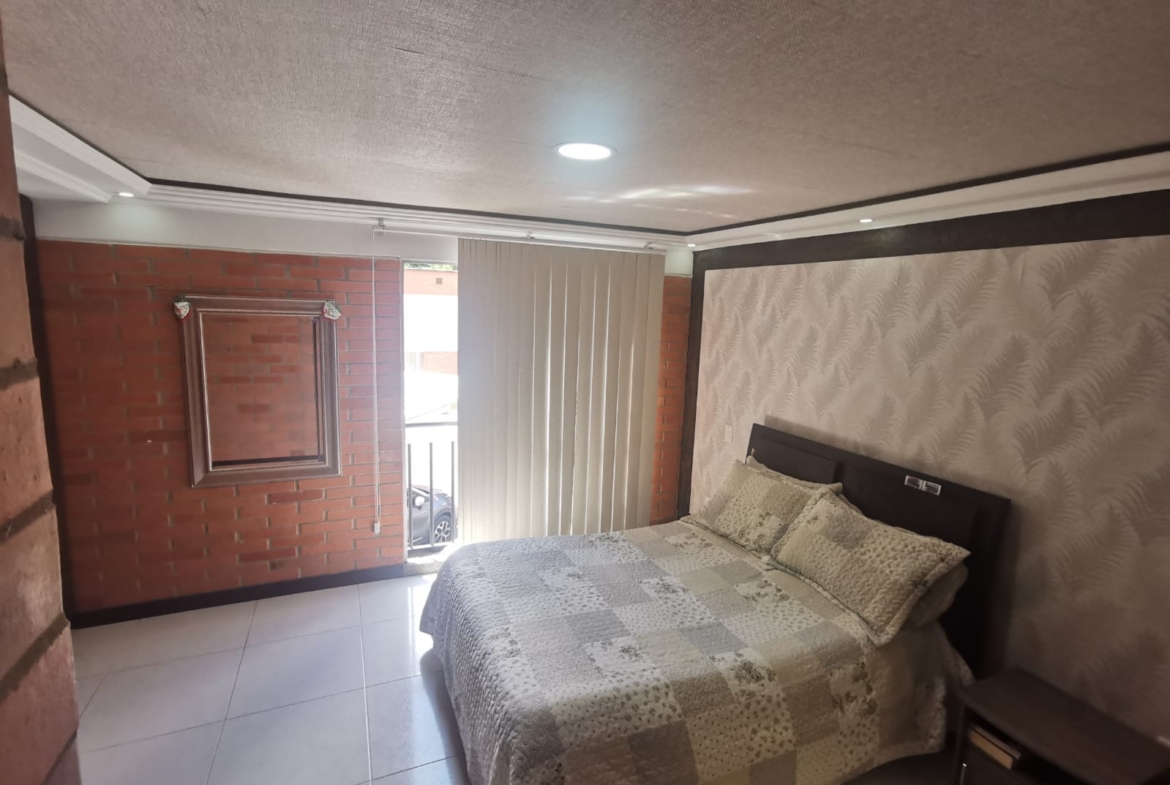 VENTA CASA DÚPLEX EN CONJUNTO CERRADO EN BELMONTE.