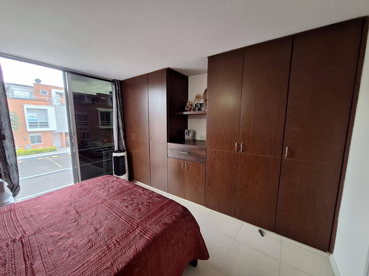 VENDO CASA EN AVENIDA SUR CONJUNTO CERRADO.