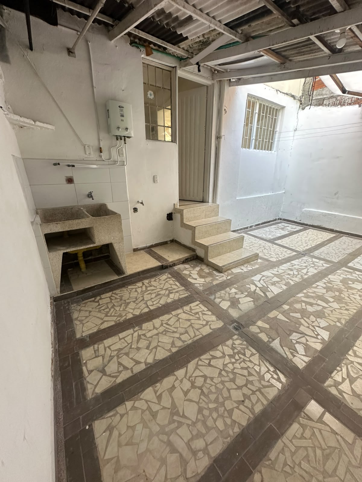 RENTO CASA COMERCIAL EN LA VILLA