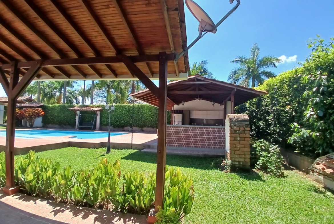 VENDO CASA CAMPESTRE VIA CERRITOS LA VIRGINIA