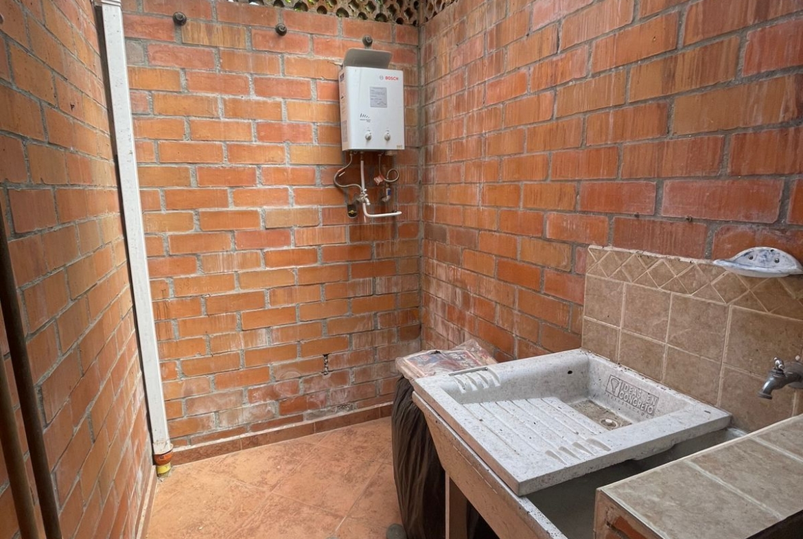 VENDO CASA EN BOMBAY DOSQUEBRADAS